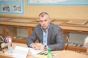 В Бахчисарайском районе Владимир Константинов принял участие в заседании Попечительского совета Научненской школы и открыл детскую площадку в с. Трудолюбовка