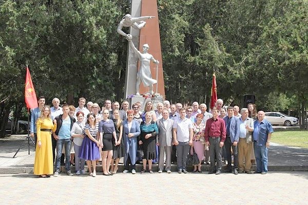 Коммунисты отметили 96-ю годовщину крымского комсомола