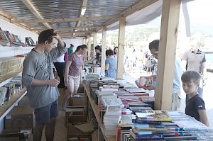 На набережной Ялты открыли «Книжную аллею»