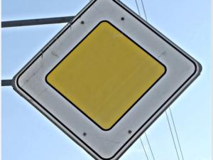 Суд обязал установить знаки дорожного движения на одном из перекрестков керченских улиц