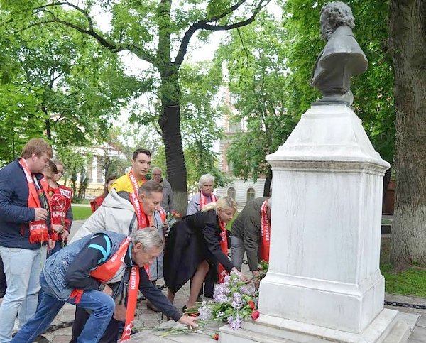 Тула. В День русского языка коммунисты возложили цветы к памятнику А.С. Пушкину
