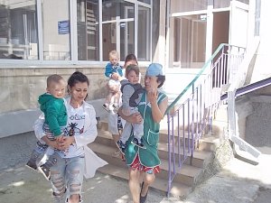 Сотрудники МЧС научили феодосийский детсадовцев пользоваться пожарным оборудованием