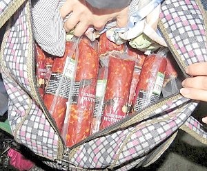 Сезон: В Крым потекли контрабандные продукты