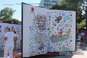 Писатель Евгений Белоусов представил свою книгу об Айвазовском на фестивале «Книжные аллеи»