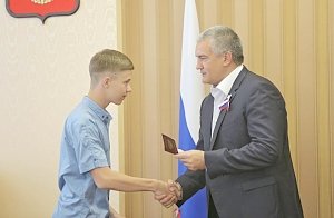Аксёнов вручил паспорта юным крымчанам в День России