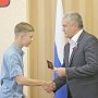 Аксёнов вручил паспорта юным крымчанам в День России