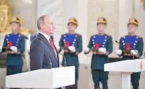 День России знаменует многовековой, непрерывный путь нашей Родины, достижения и победы, переломные, судьбоносные этапы и неизменный подъем к новым высотам развития, – Владимир Путин