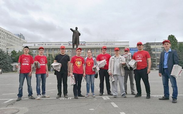 «Губернатор Радаев – смертный приговор нищей области!». Акция саратовских коммунистов