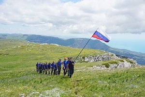 На вершине Чатыр-Дага третий год подряд взвивается российский триколор