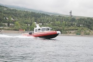 Крымские спасатели оказали помощь отдыхающим на воде