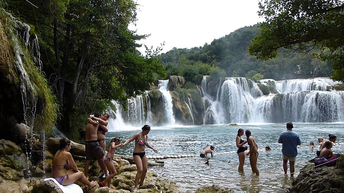 Купание в водоёме