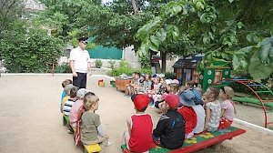 Сотрудники Госавтоинспекции провели в детском саду мероприятие «Дорожный светлячок»