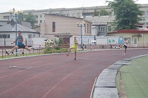 В Крыму состоялся первый чемпионат по легкоатлетическим эстафетам с барьерами