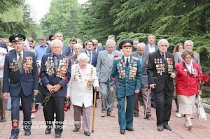 Крымчане возложили цветы к Вечному огню в память о погибших в Великой Отечественной войне