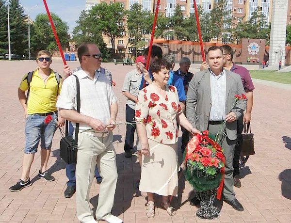 Коммунисты Амурской области возложили цветы к памятнику павшим героям