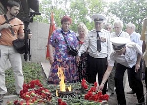 Представители власти и севастопольцы возложили цветы в память о погибших на войне