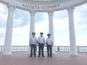 В Алуште полицейские спасли утопающую