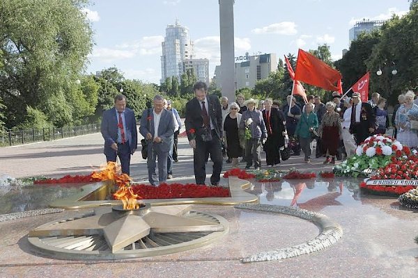 Воронежские коммунисты, «дети войны» и советские офицеры отметили День памяти и скорби