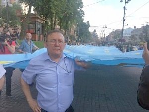 В Киеве меджлисовский флаг растягивал турок, которому запрещен въезд в Россию