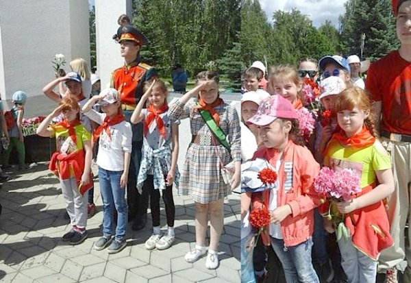 Татарстан. Пионеры Нижнекамска приняли участие в городском митинге памяти