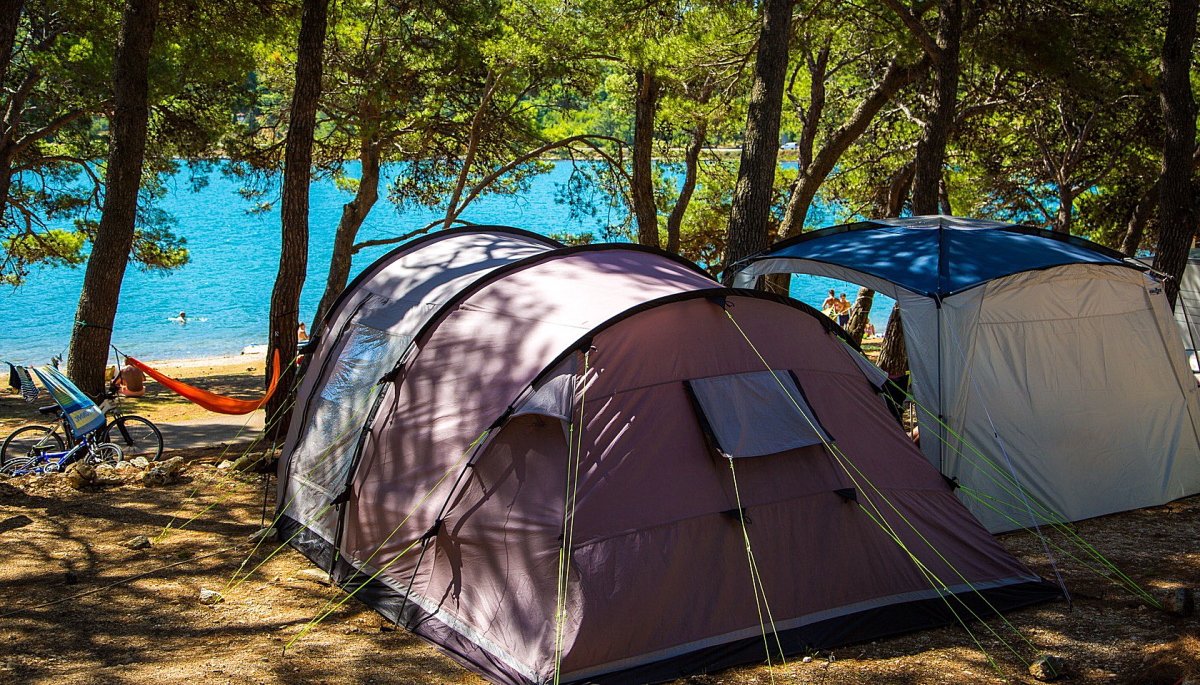 Палаточный лагерь у моря