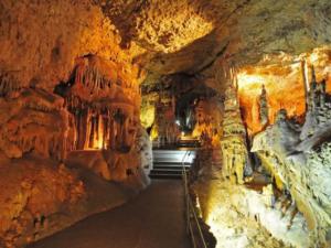Музыкальные представления в Мраморных пещерах не навредят объекту, — спелеолог