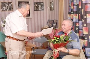 Ефим Фикс поздравил крымского мастера художественного промысла Владимира Денщикова с 65-летним юбилеем