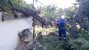 Специалисты «КРЫМ-СПАС» ликвидируют последствия вчерашней непогоды