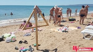 На пляжах Феодосии поставили «надгробья» из дерева