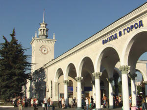 Специалисты Госкомрегистра зарегистрировали здание Симферопольского железнодорожного вокзала и знаменитую башню с часами