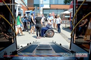 Автобус с местом для инвалидной коляски начал курсировать между Симферополем и Саками