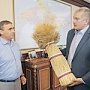 Сергею Аксёнову от крымских аграриев вручили символ урожая