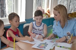В Ялте инспекторы ГИБДД посетили детей из реабилитационного центра