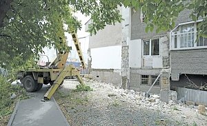 Горадминистрация восстанавливает фасад здания, где снесли незаконную пристройку