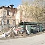 Жильцы дома в столице Крыма просят убрать мусорные контейнеры, поставленные им под окна на время ремонта дороги