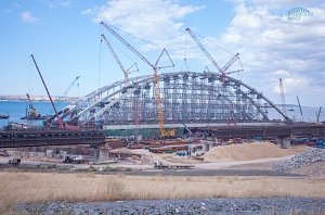 Строители закончили сборку автодорожной арки Крымского моста