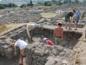 На раскопках херсонесского городища нашли игральные кости и столовую посуду XII века
