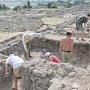 На раскопках херсонесского городища нашли игральные кости и столовую посуду XII века
