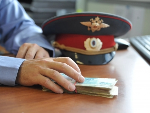 Полицейского подозревают в получении взятки 30 тыс. рублей