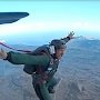 В Керчи в канун Дня ВДВ профессионалы показывали своё мастерство по прыжкам с парашютом