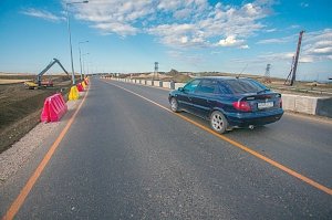 Строители уложили первые километры асфальта автомобильного подхода к мосту в Крым