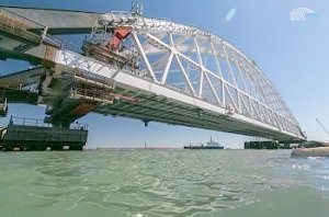 Началась подготовка железнодорожной арки Крымского моста к погрузке на плавсистему