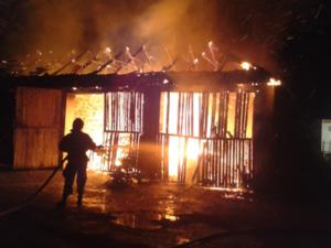 Крымские спасатели ликвидировали пожар в одном из частных дворов в пгт. Куйбышево Бахчисарайского района