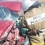 Спасатели МЧС России ликвидируют последствия крымских ДТП