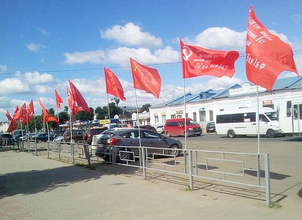 Ивановская область. Комсомольцы провели акцию «Аллея красных» в городе Шуя
