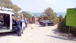 Крымские спасатели сняли с горных обрывов два автомобиля