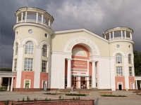 Специалисты Госкомрегистра оформляют здания крымских кинотеатров