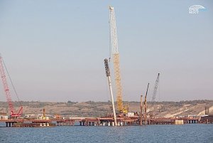 Строители забили последнюю сваю на автодорожной части моста через Керченский пролив