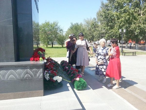 Коммунисты возложили цветы к памятнику основателю тувинской государственности