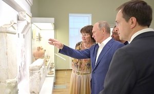 Владимир Путин и Дмитрий Медведев провели насыщенный день в Севастополе